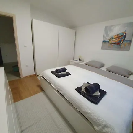 アパート Sunset マンドレ